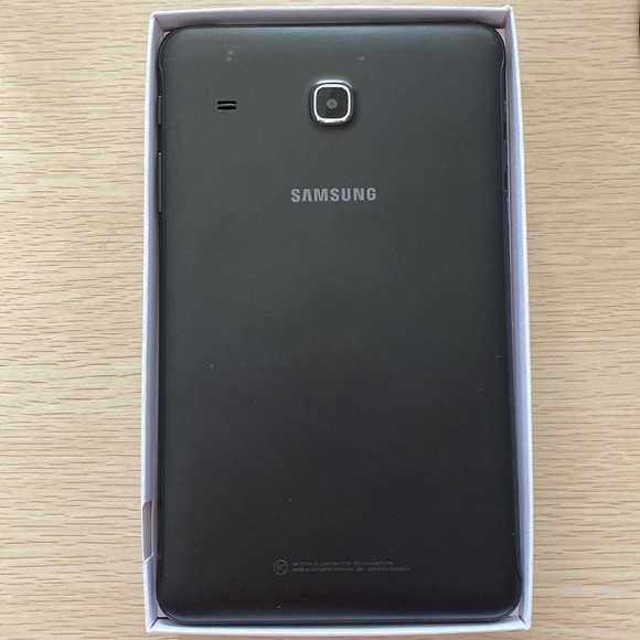 Samsung Galaxy Tab E -16GB- Black Tablet, Leather Case, Stylus, Screen Protector - Picture 4 of 11